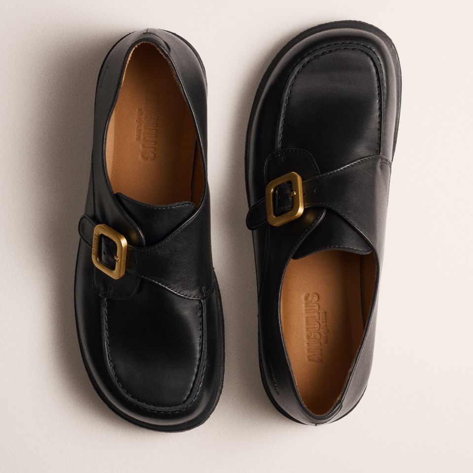 Shoes with buckle