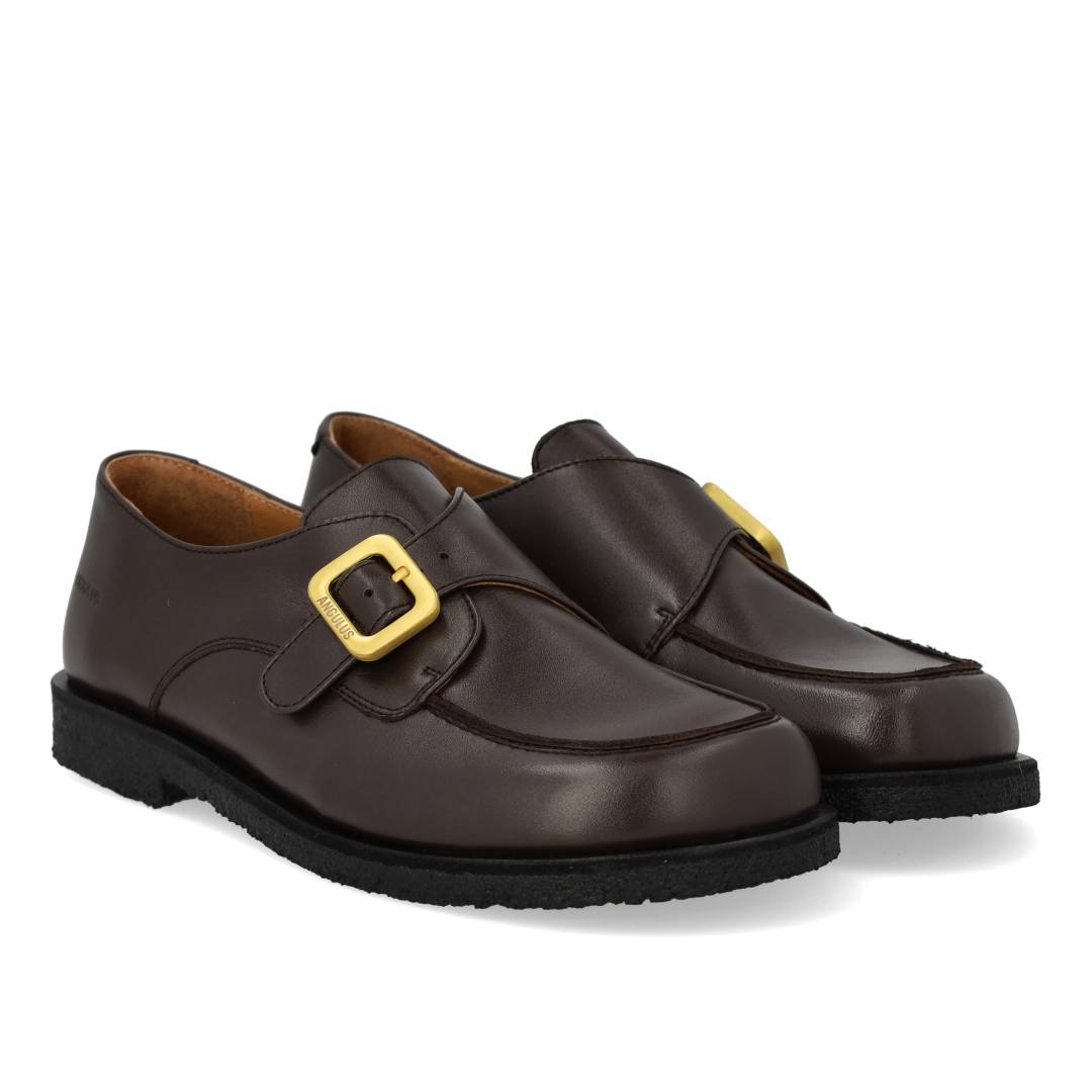 Shoes with buckle