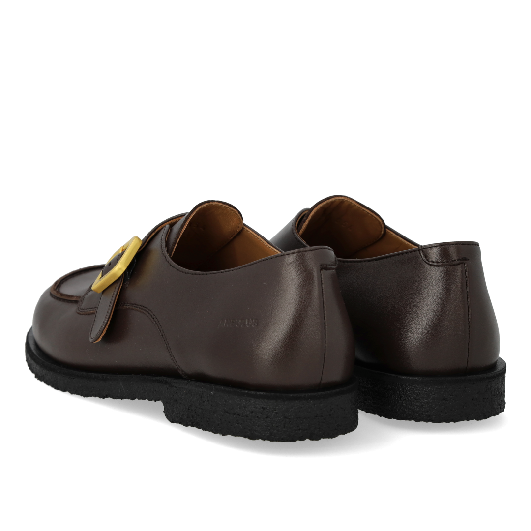 Shoes with buckle