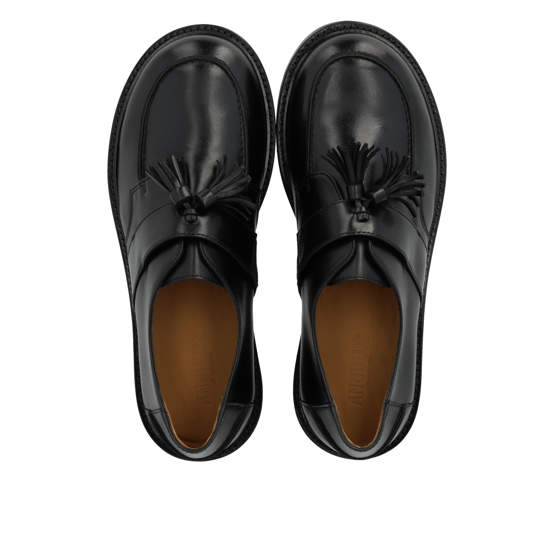 Loafer with tassel detail