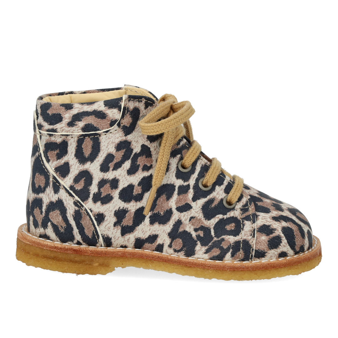 Classic lace-up shoe