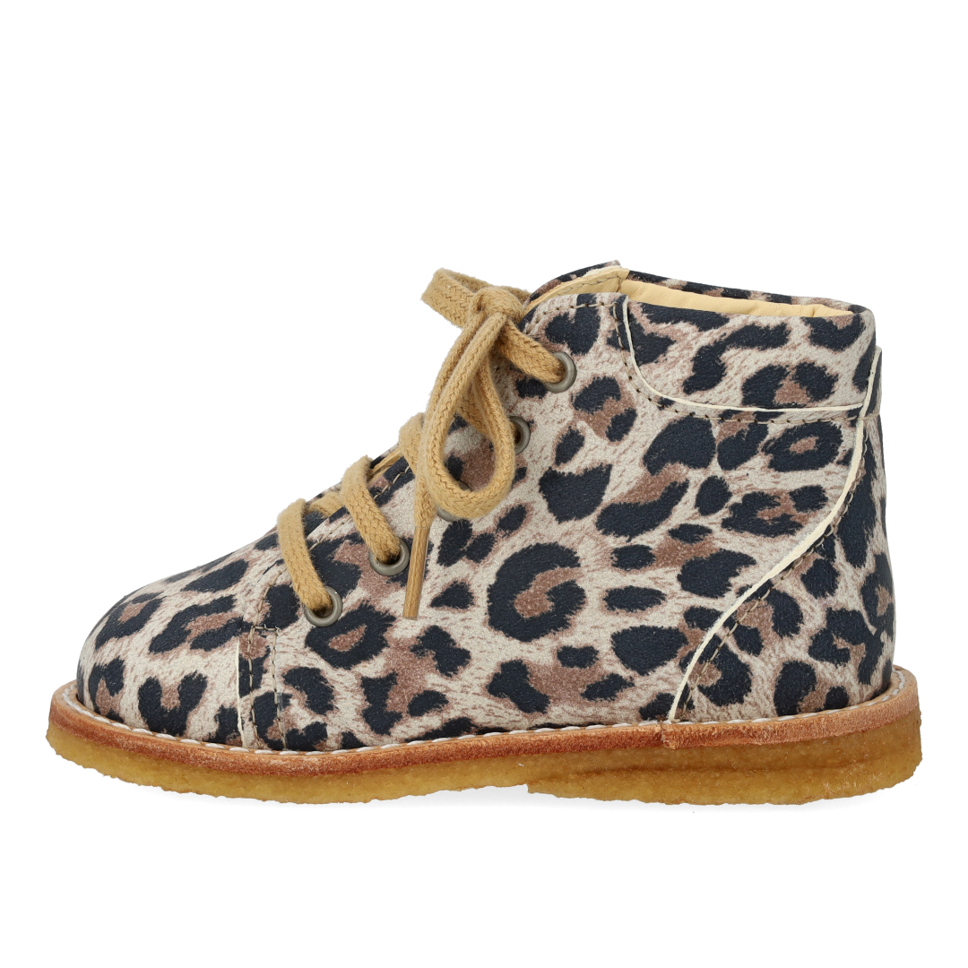 Classic lace-up shoe