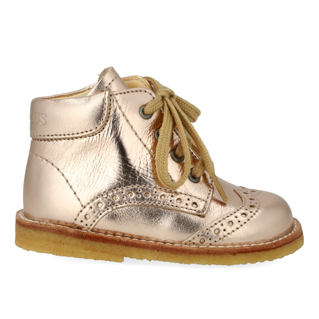 Classic lace-up shoe with brogue details