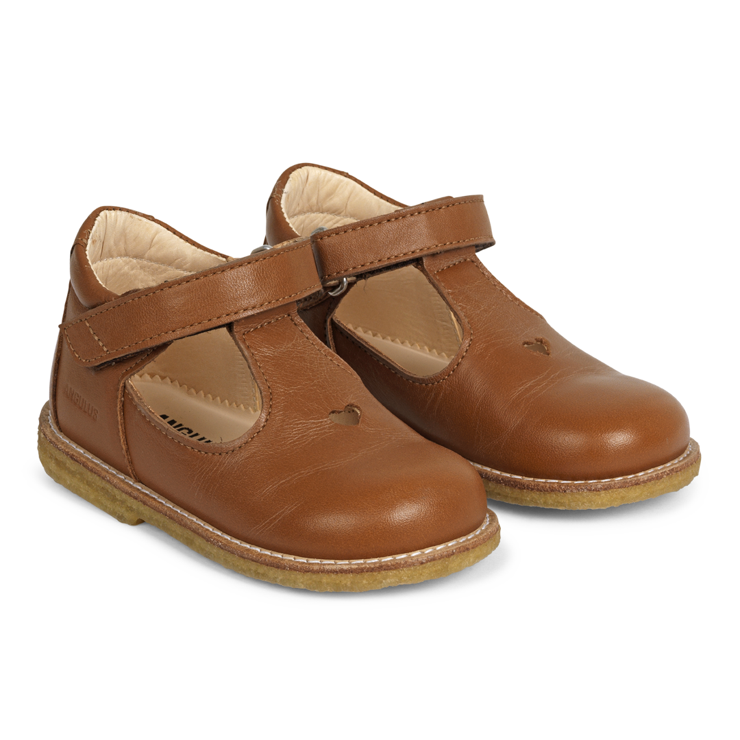 Classic tulle shoe with cut-out heart motif