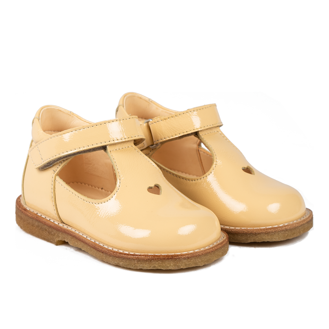 Classic tulle shoe with cut-out heart motif