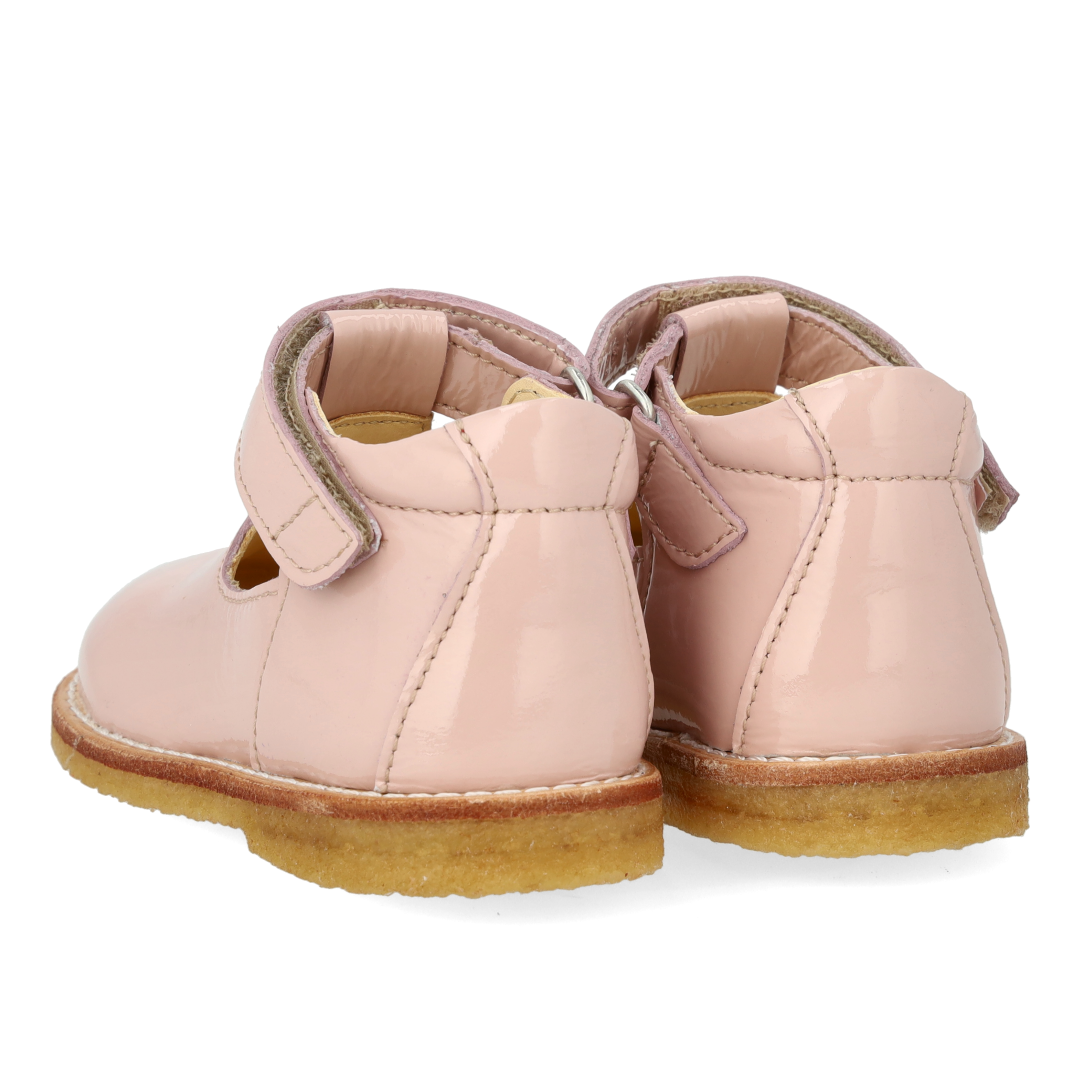 Classic tulle shoe with cut-out heart motif