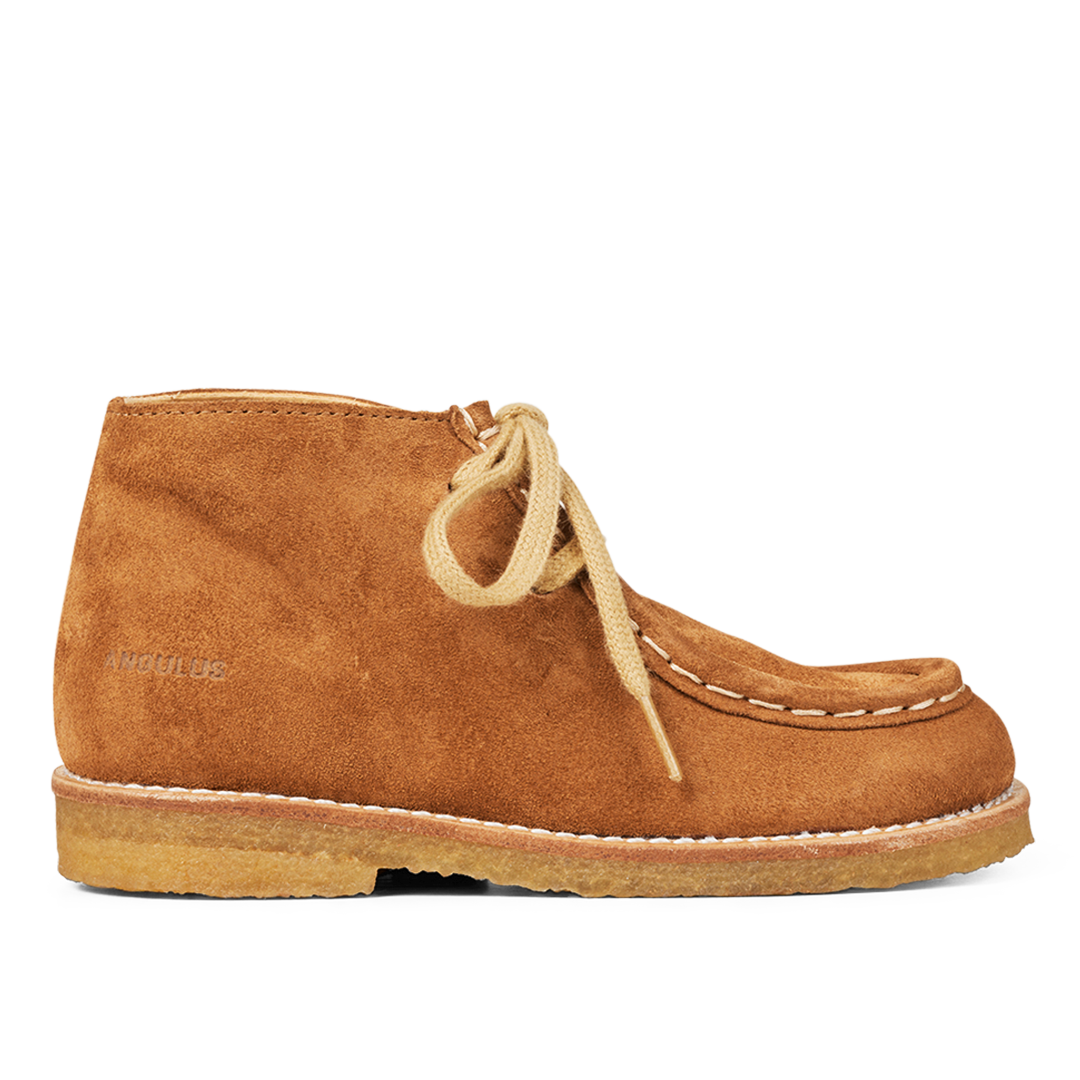 Lace-up shoes with decorative stitching