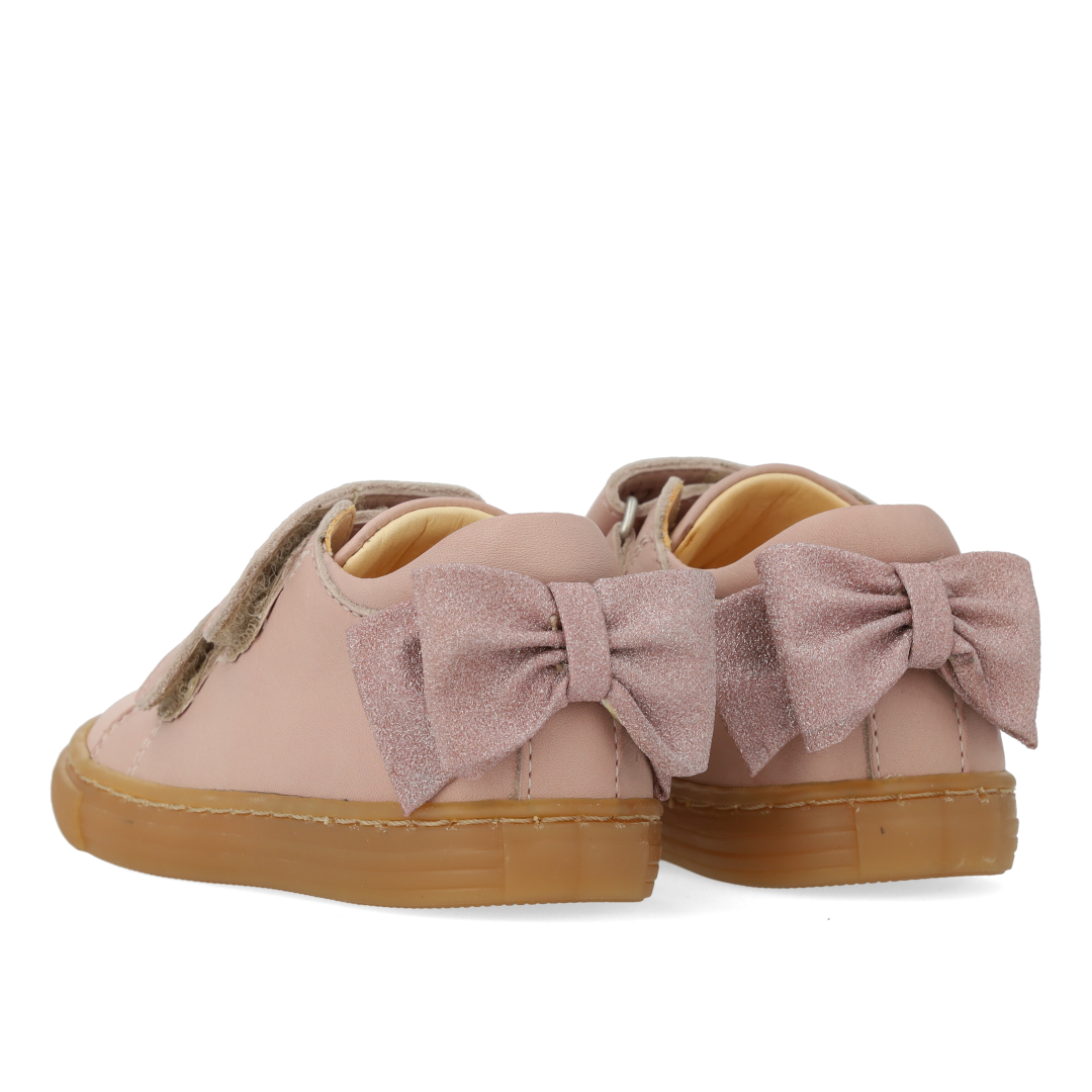 Toddler sneaker with sparkling glitter bow