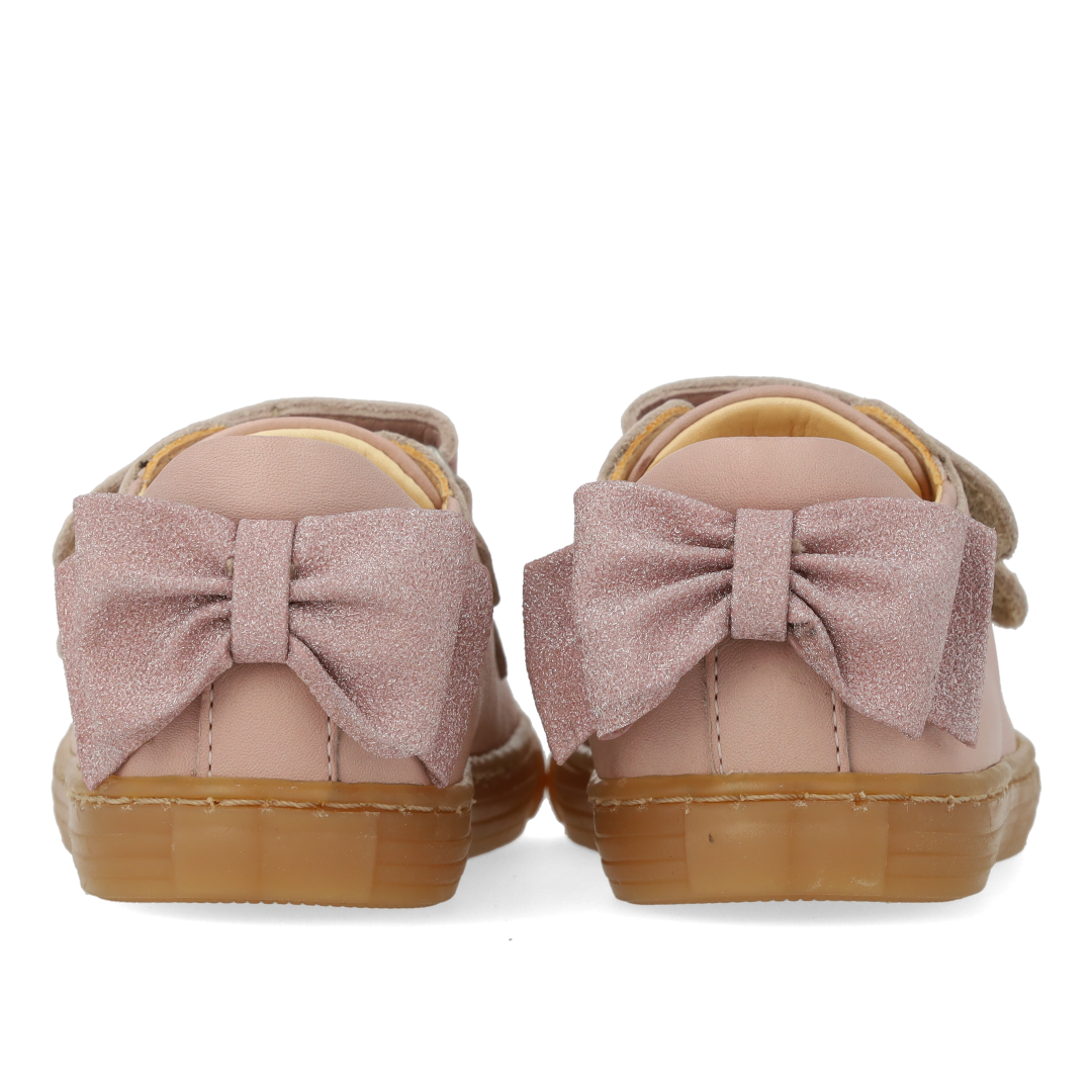 Toddler sneaker with sparkling glitter bow