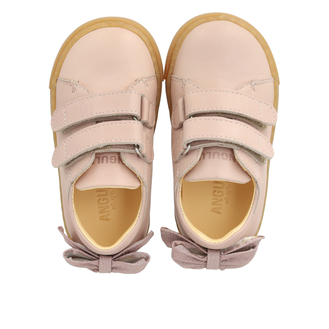 Toddler sneaker with sparkling glitter bow