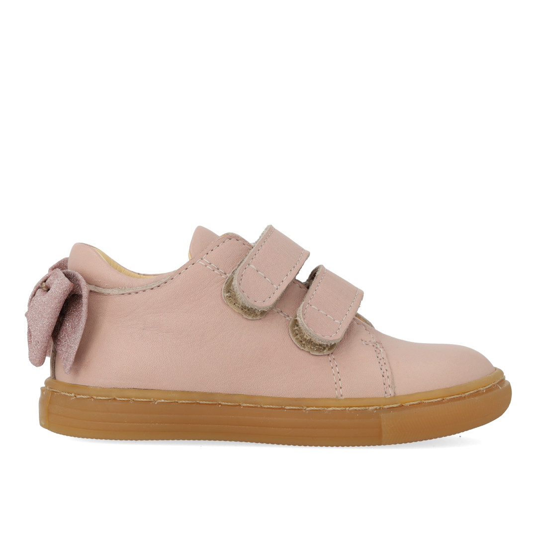 Toddler sneaker with sparkling glitter bow