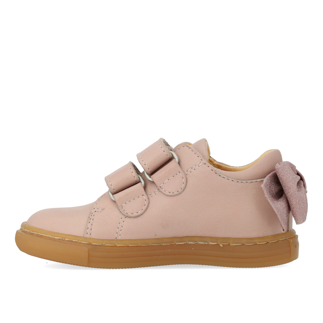 Toddler sneaker with sparkling glitter bow