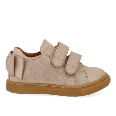 Beginner sneaker with bow detail on the heel