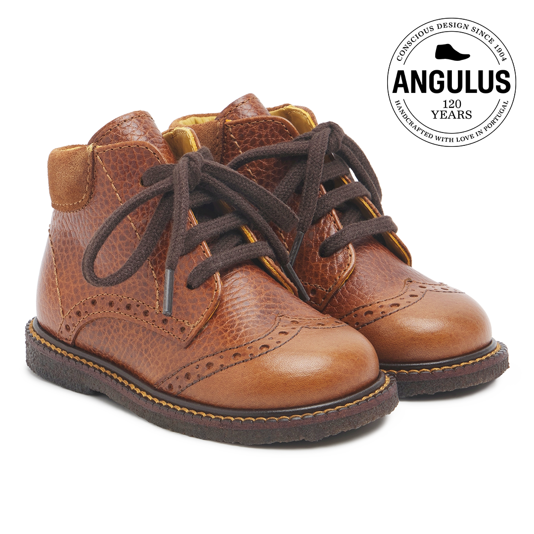 Classic lace-up shoe with brogue details