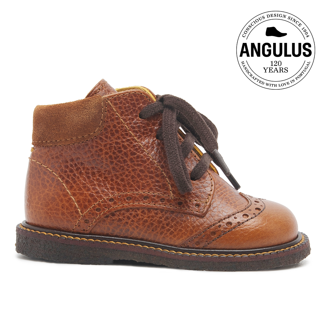 Classic lace-up shoe with brogue details