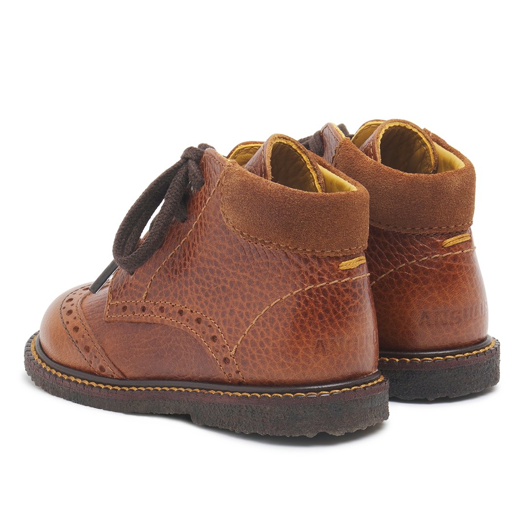 Classic lace-up shoe with brogue details