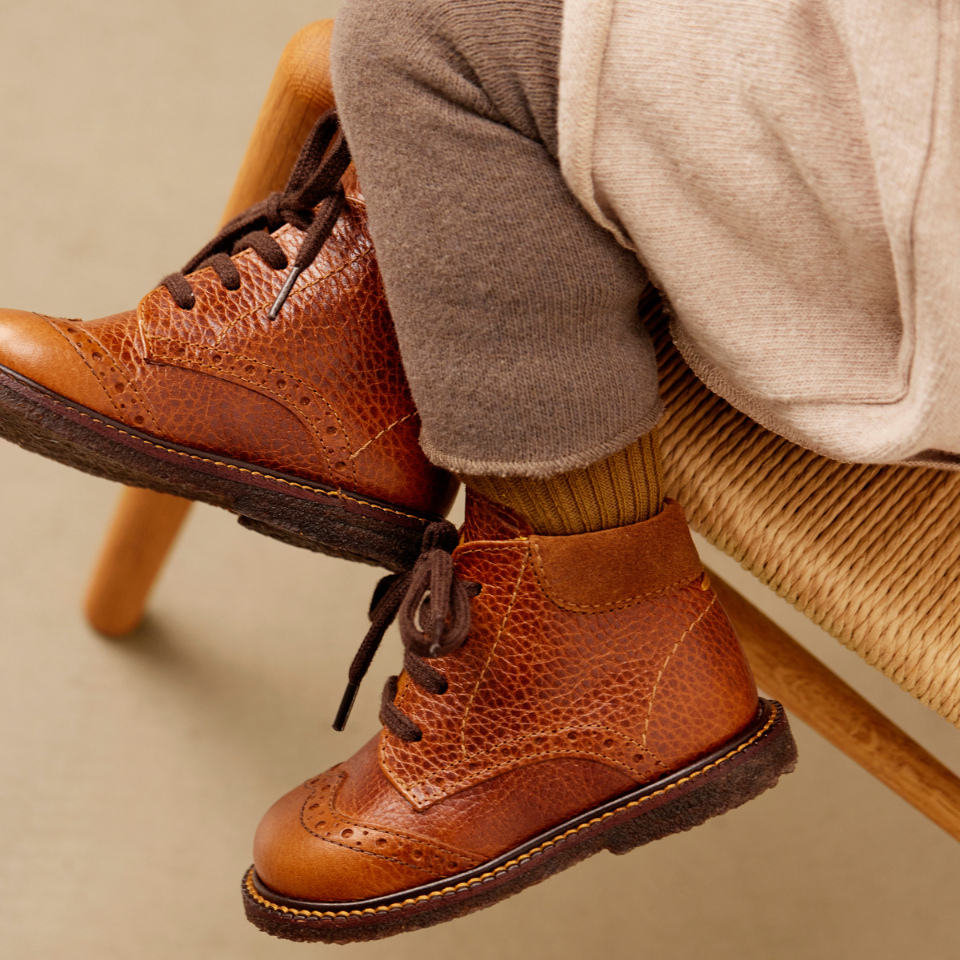 Classic lace-up shoe with brogue details