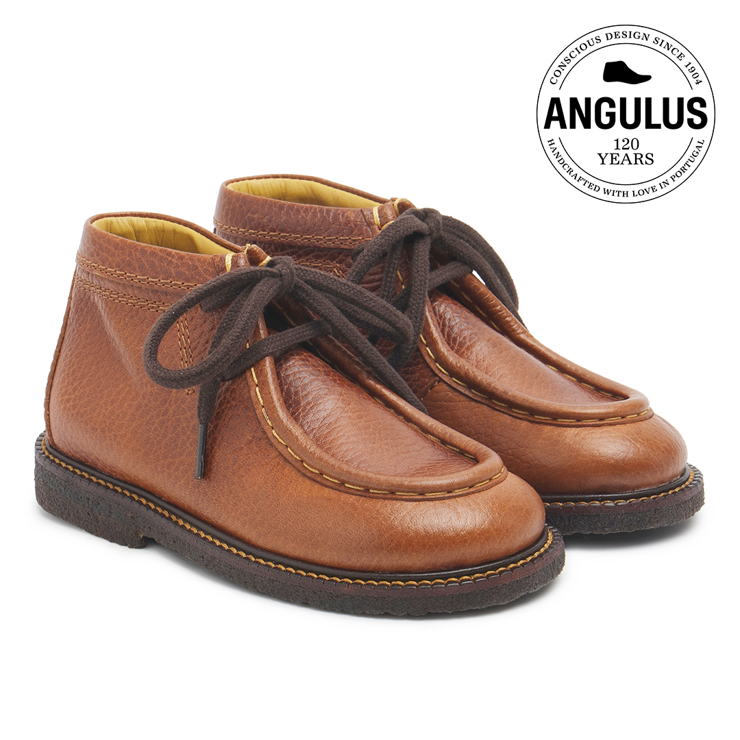 Lace-up shoes with contrast stitching
