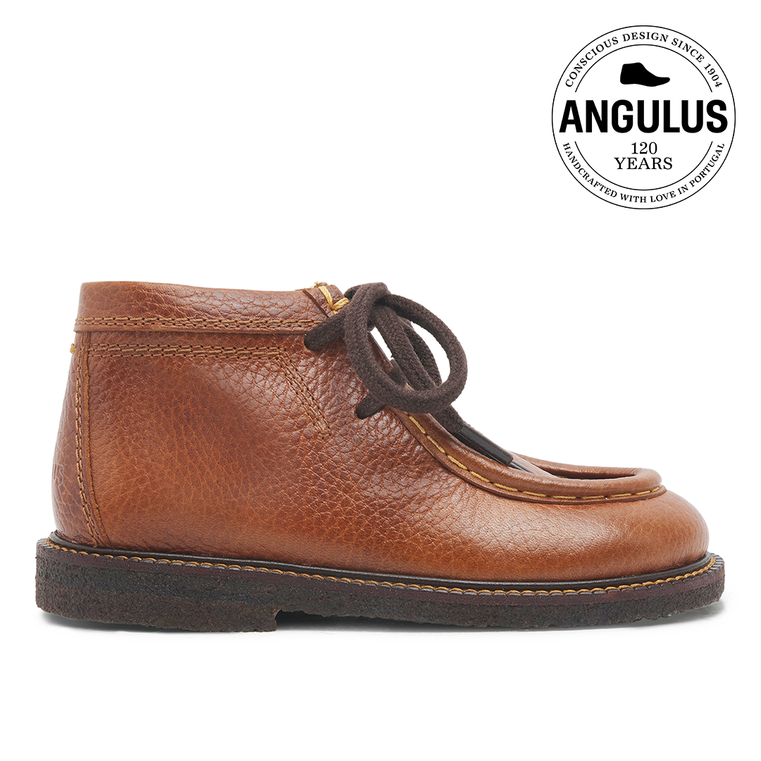 Lace-up shoes with contrast stitching