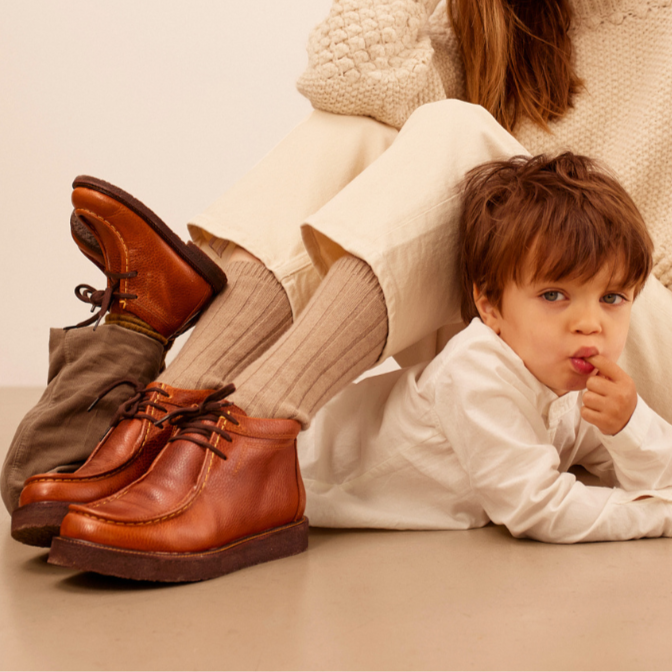 Lace-up shoes with contrast stitching