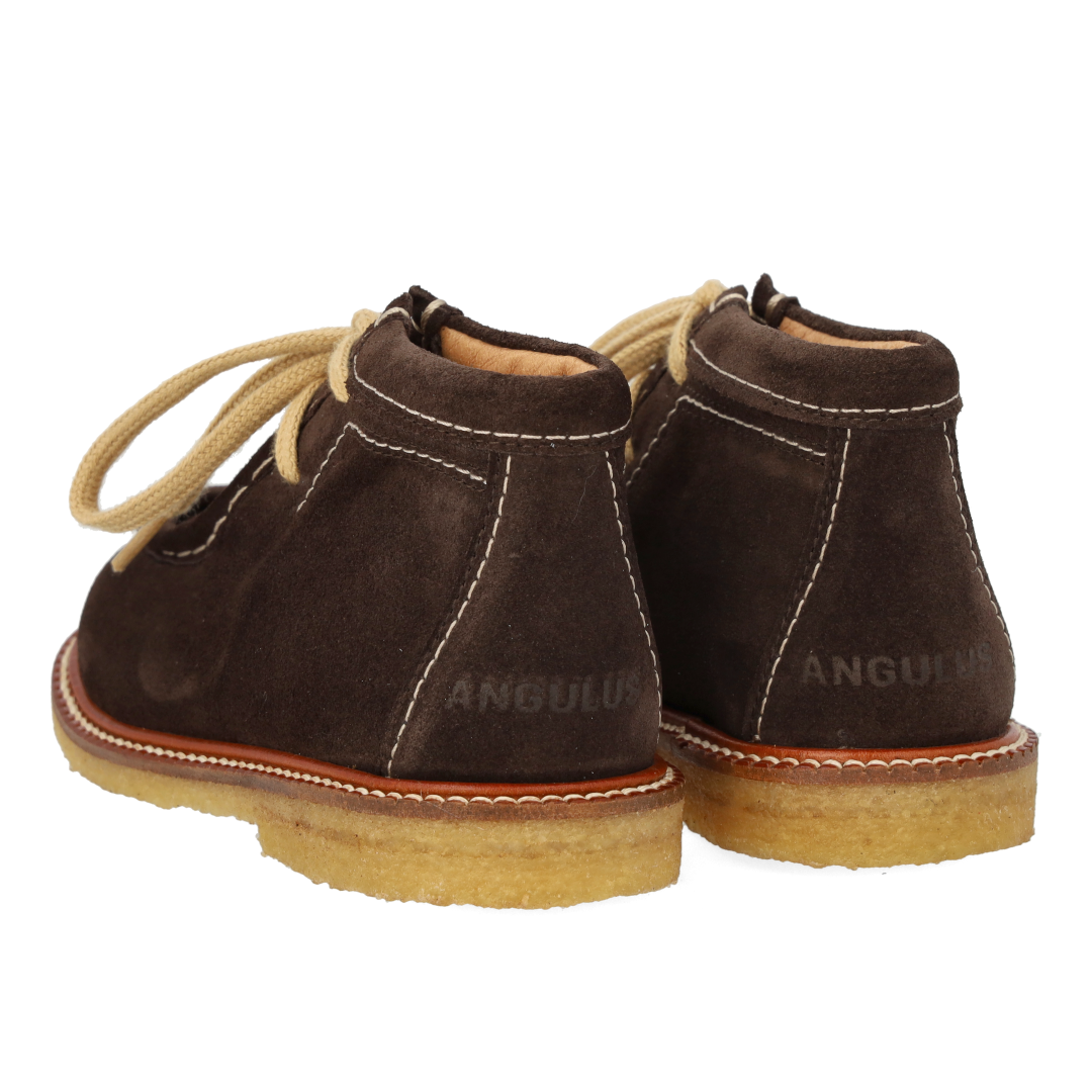 Lace-up shoes with contrast stitching