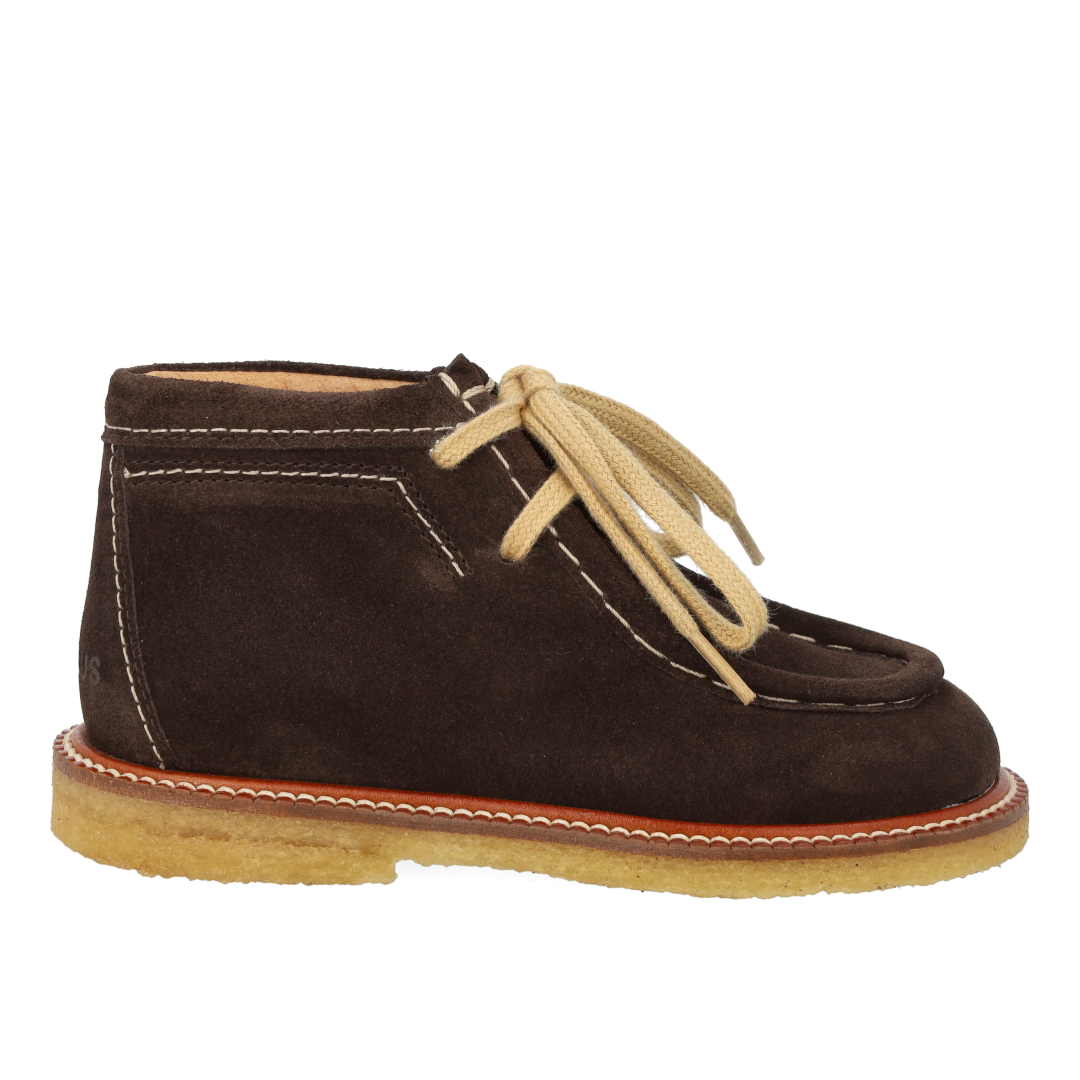 Lace-up shoes with contrast stitching