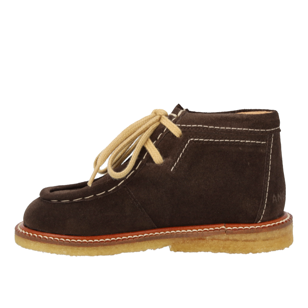 Lace-up shoes with contrast stitching