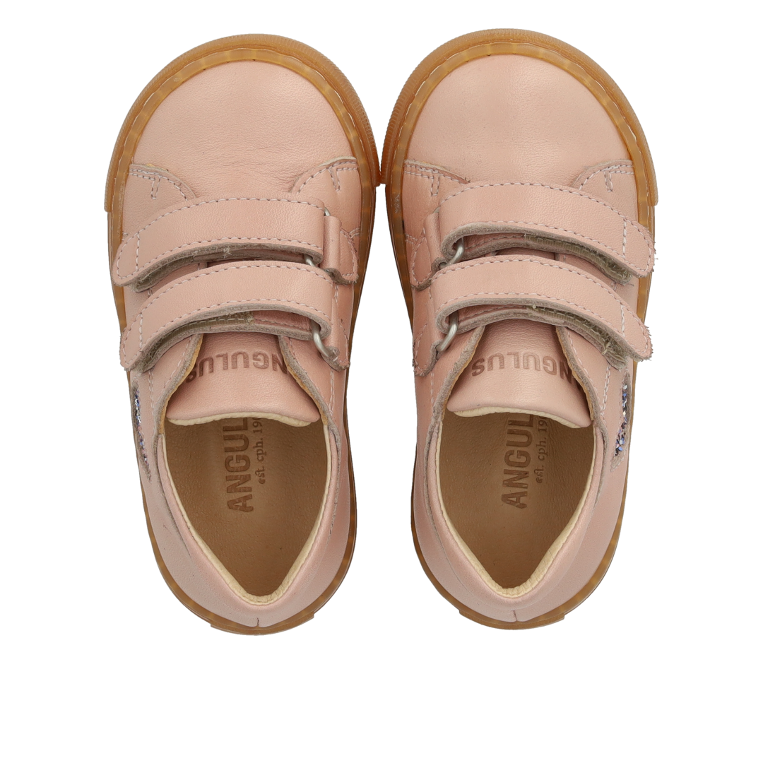 Toddler sneaker with sparkling glitter heart