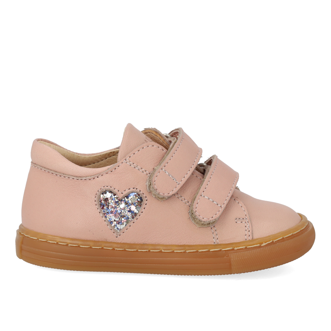 Toddler sneaker with sparkling glitter heart