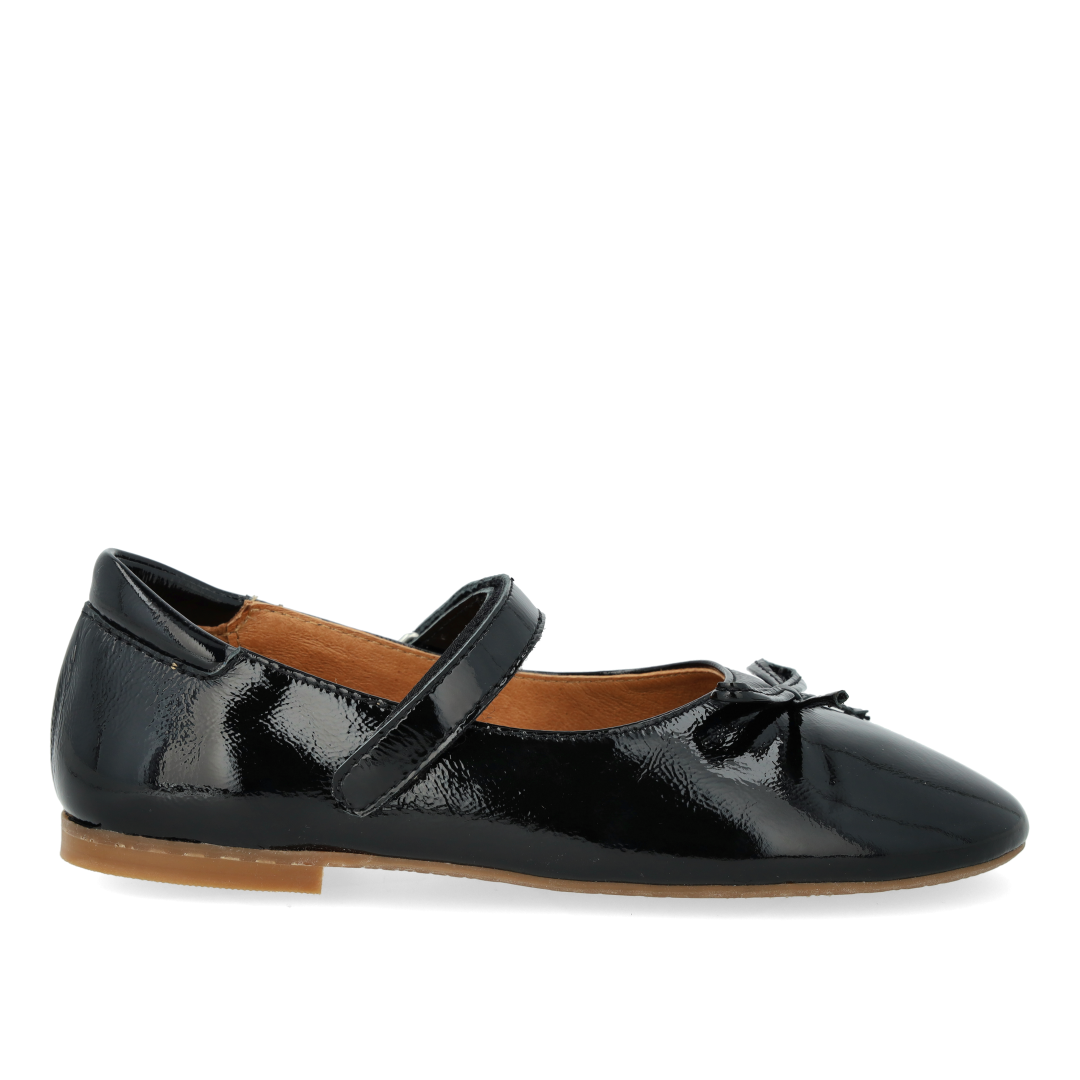 Classic ballerina with bow