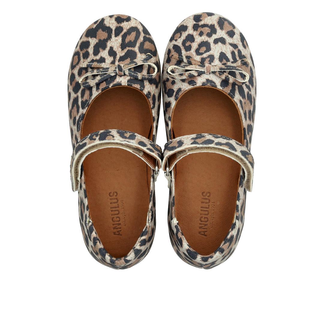 Classic ballerinas with bow
