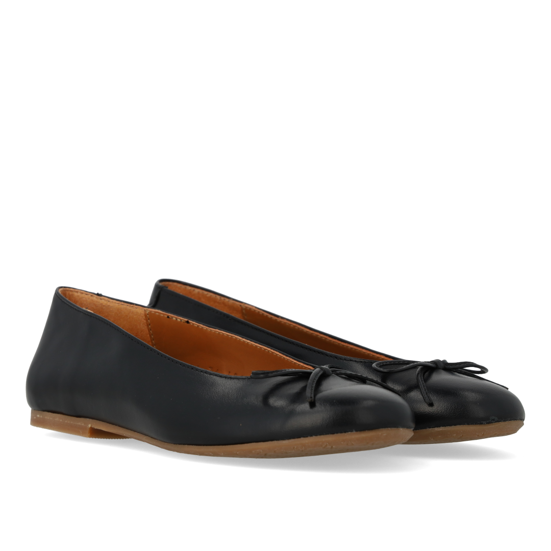 Leather ballerina with bow detail