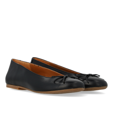 Ballerina in leather with bow detail