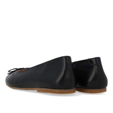 Ballerina in leather with bow detail