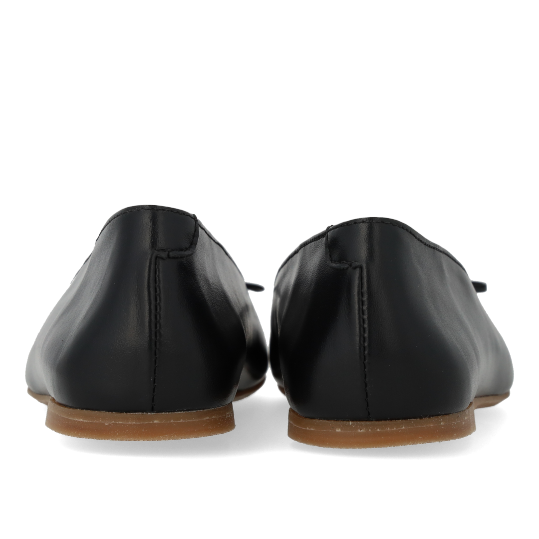 Leather ballerina with bow detail