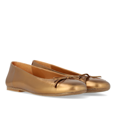 Ballerina in leather with bow detail