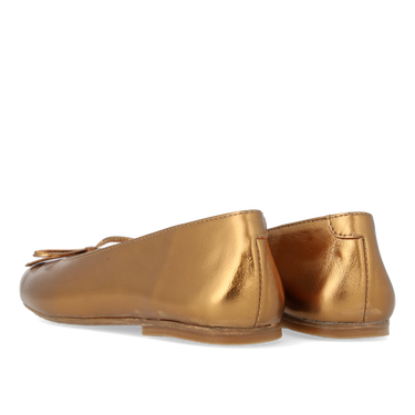 Ballerina in leather with bow detail