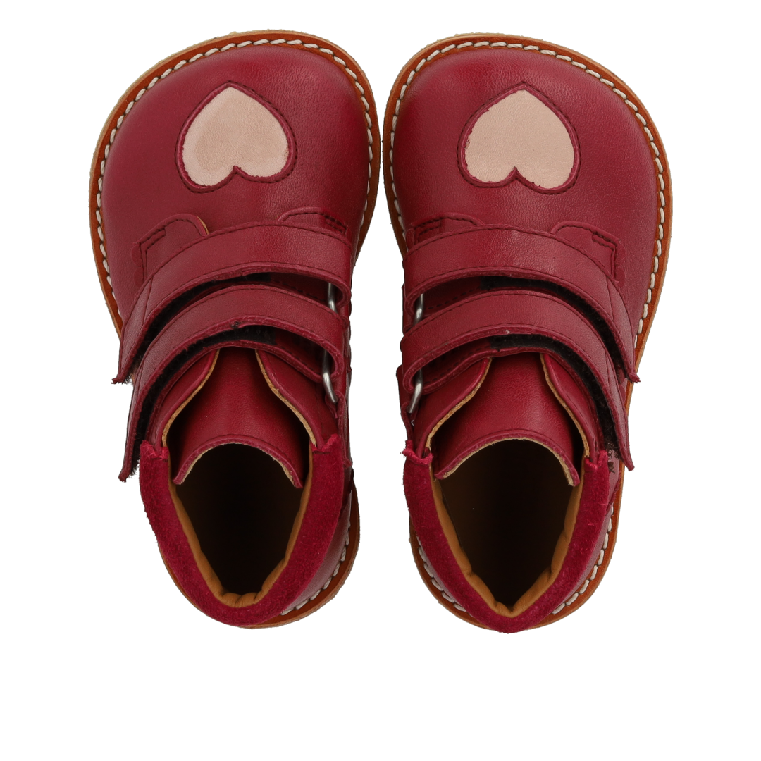 Toddler shoes with cut-out heart in contrasting color