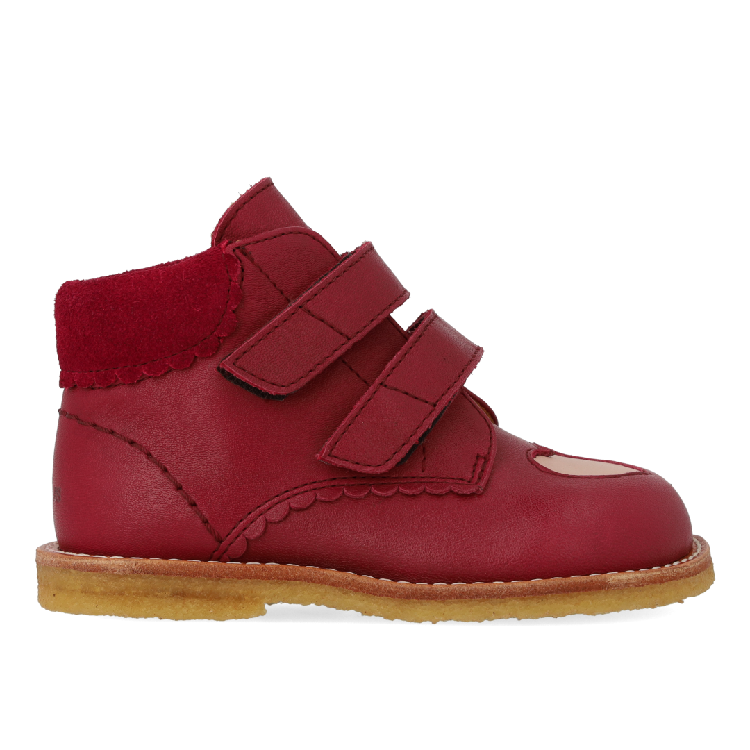 Toddler shoes with cut-out heart in contrasting color