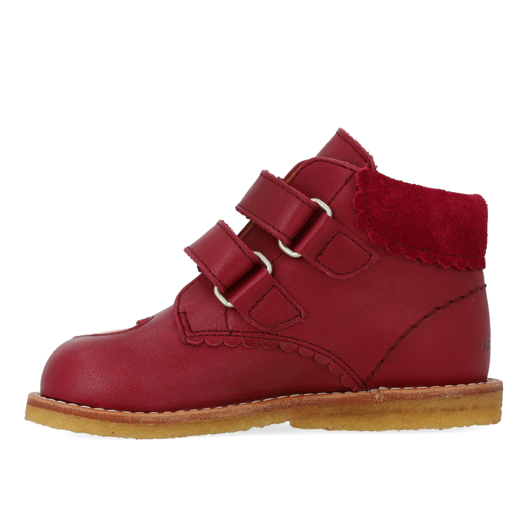 Toddler shoes with cut-out heart in contrasting color