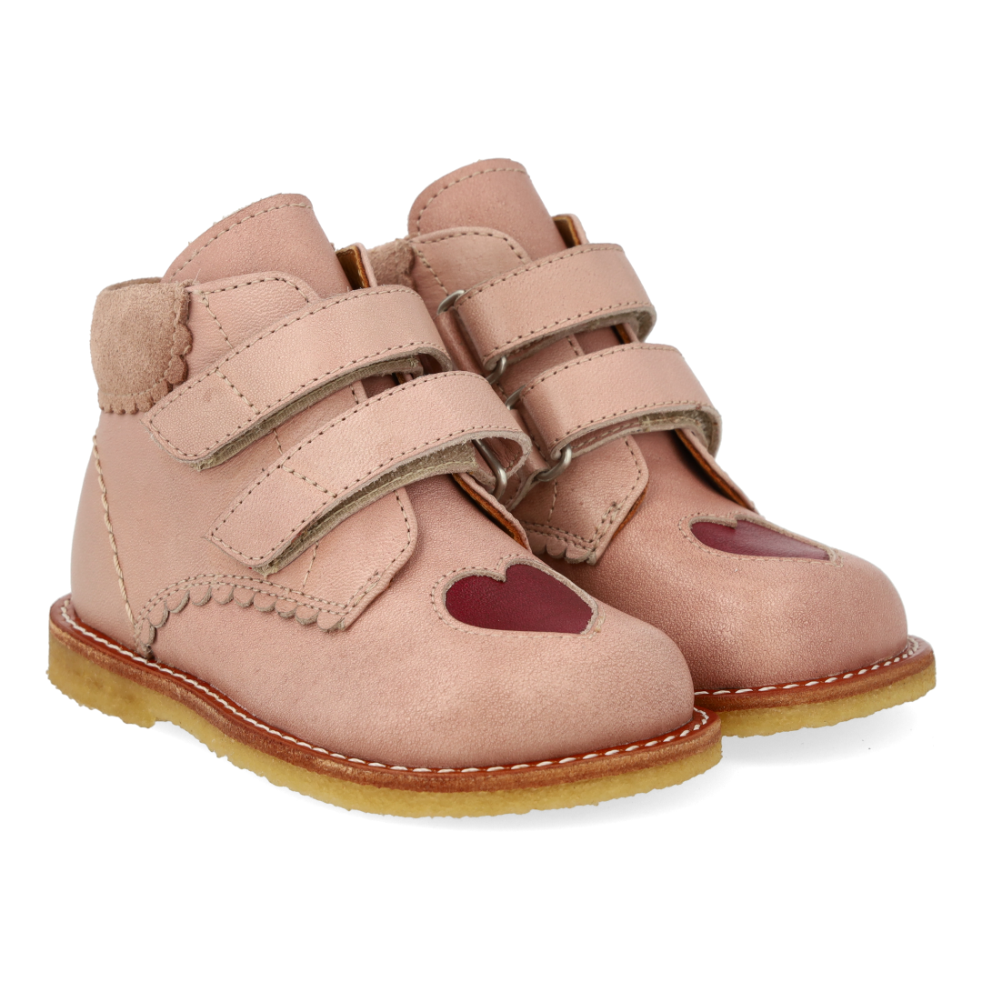 Toddler shoes with cut-out contrasting heart