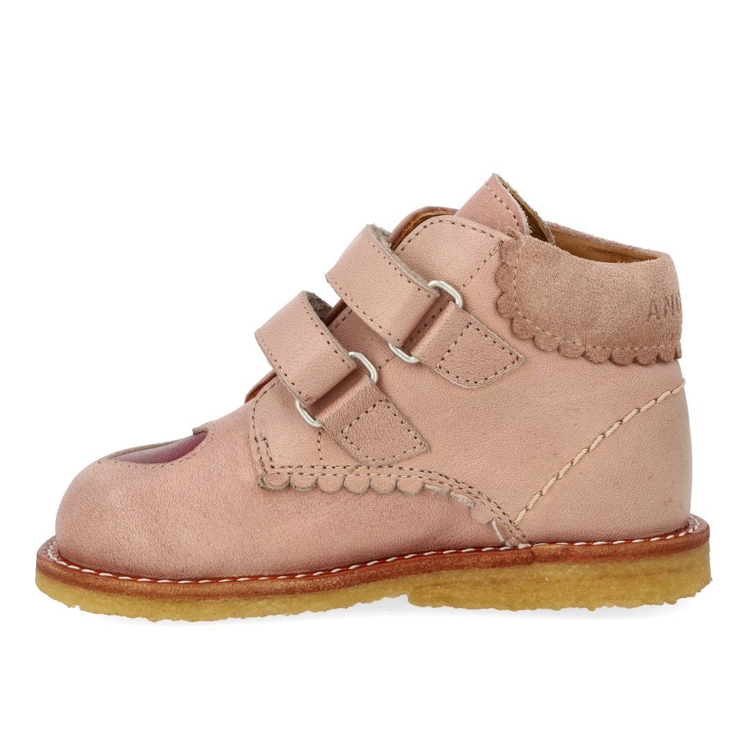 Toddler shoes with cut-out contrasting heart