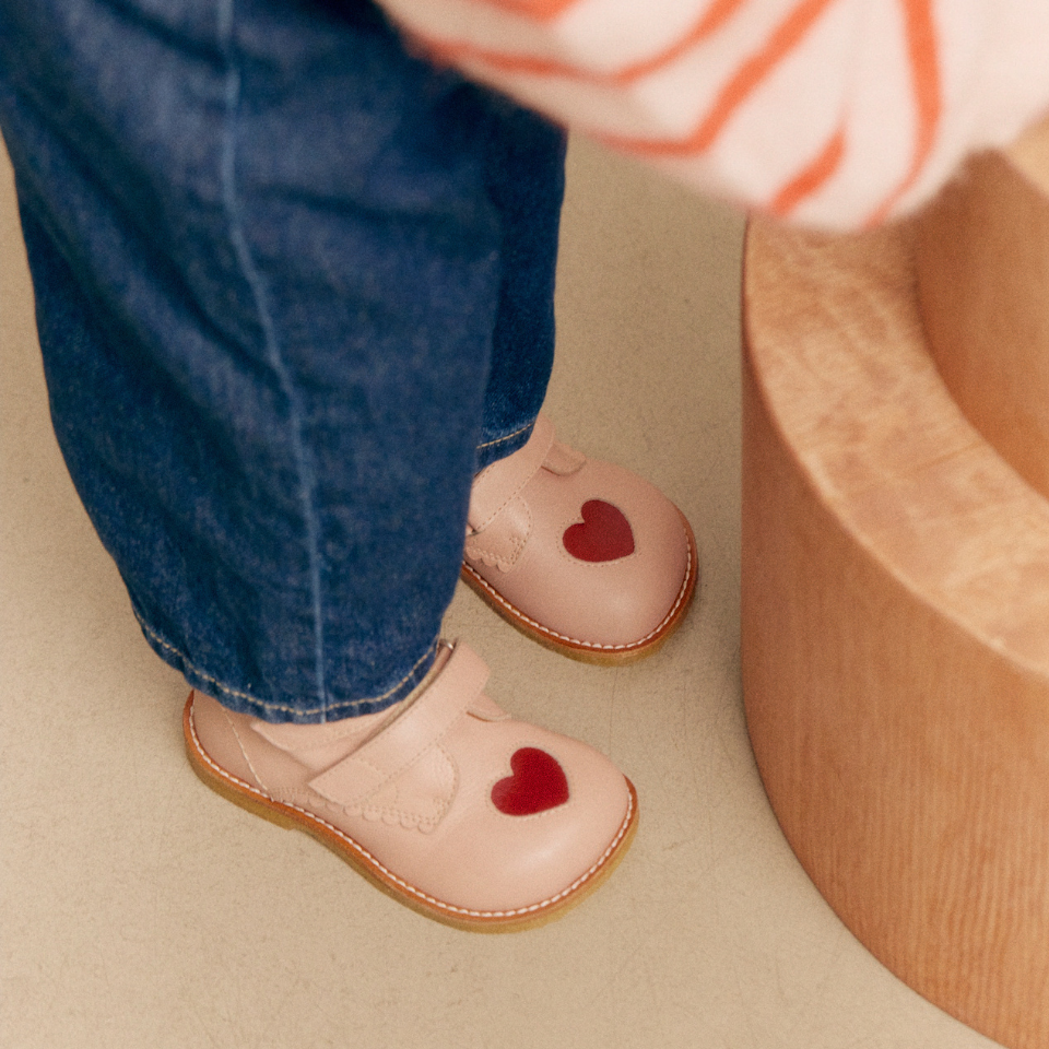 Toddler shoes with cut-out contrasting heart