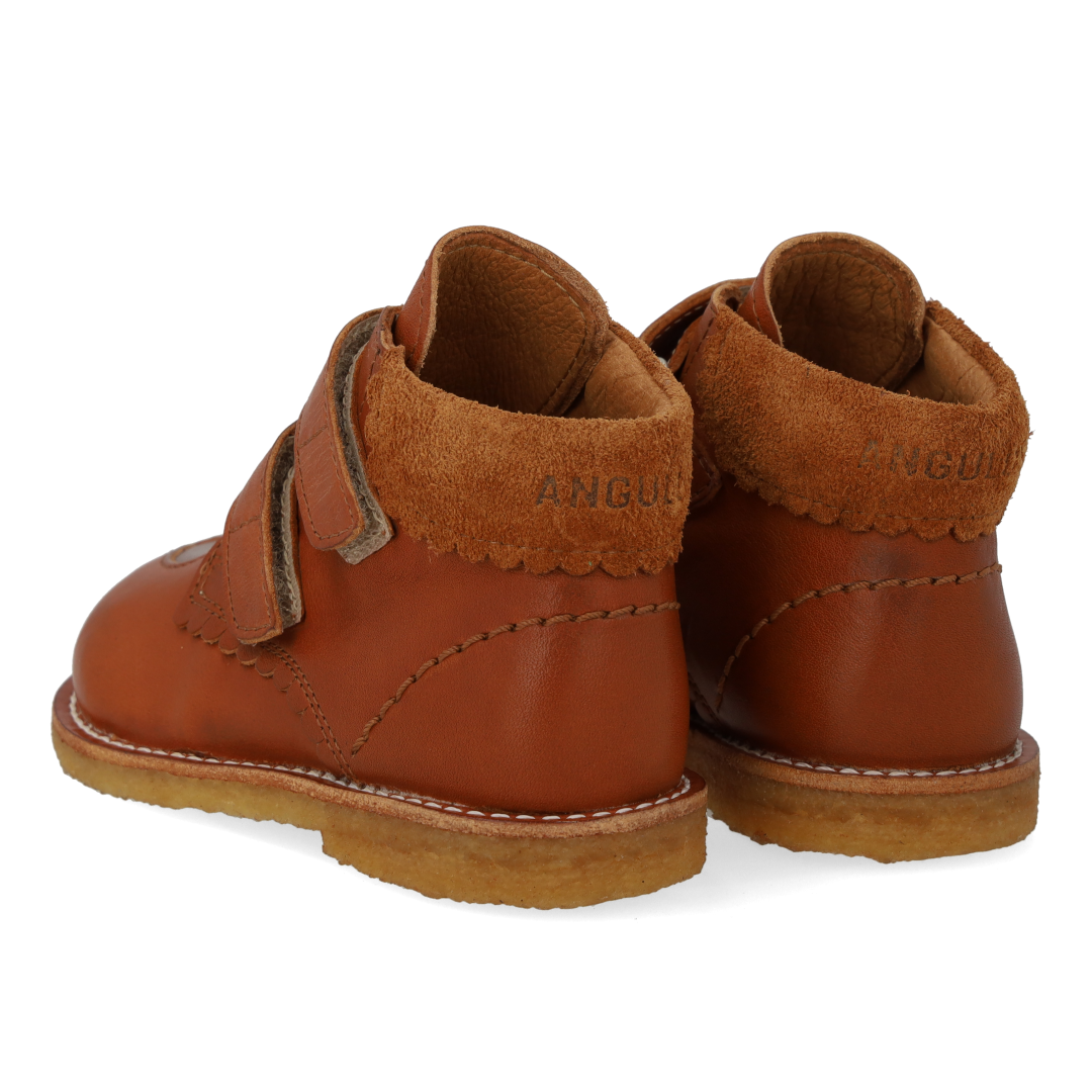 Toddler shoes with cut-out contrast heart