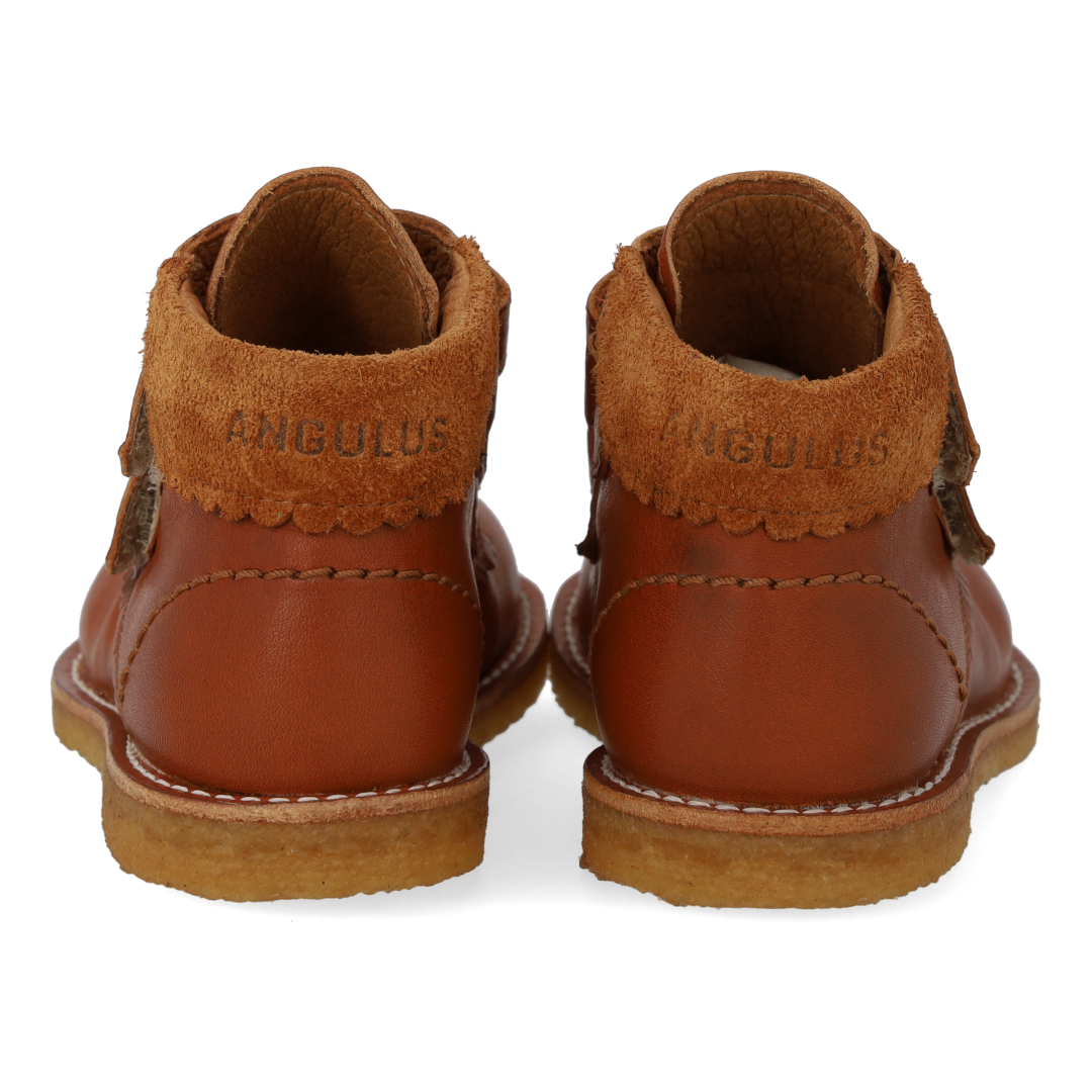 Toddler shoes with cut-out contrast heart