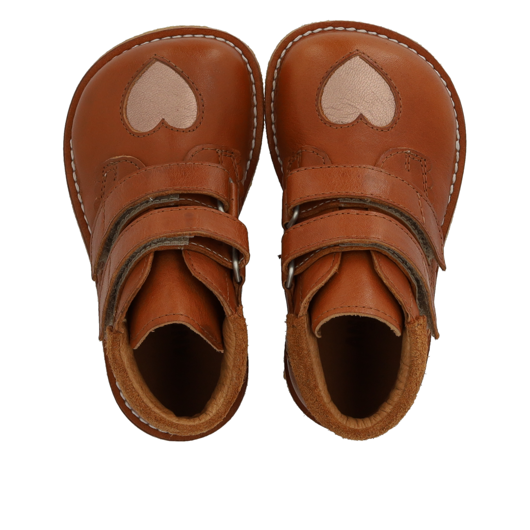 Toddler shoes with cut-out contrast heart