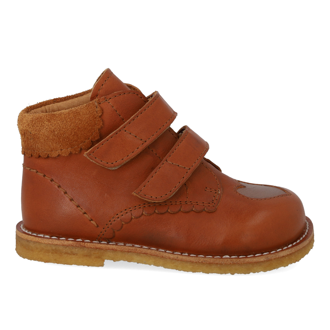 Toddler shoes with cut-out contrast heart