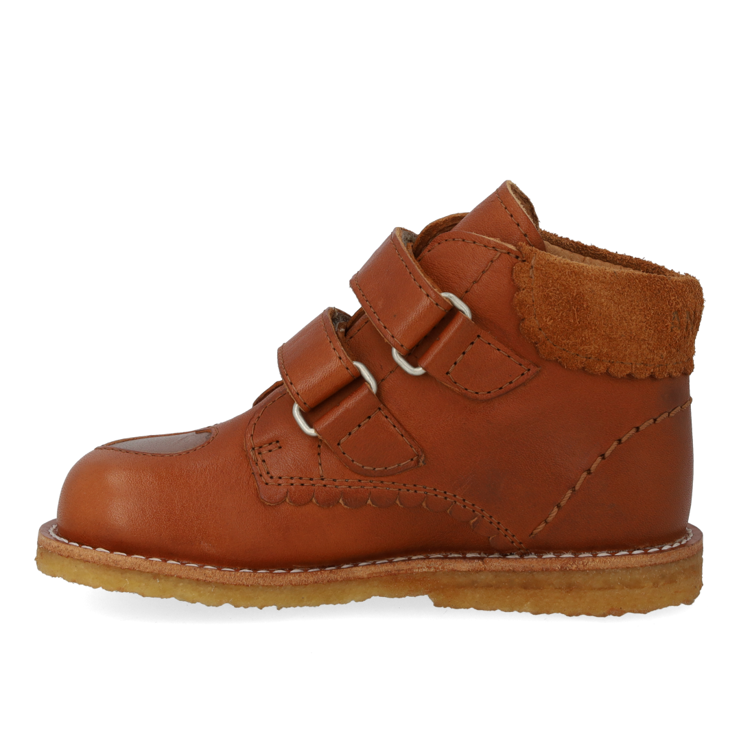 Toddler shoes with cut-out contrast heart