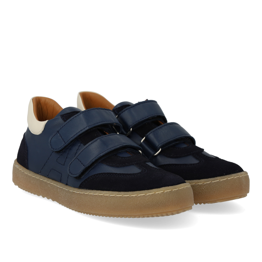 Court style sneaker