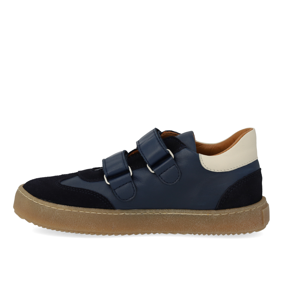 Court style sneaker